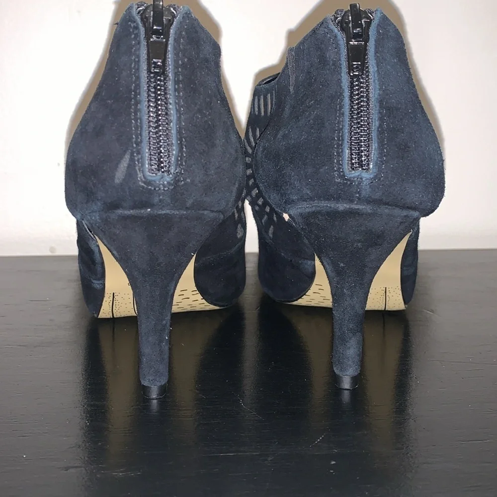 Bella Vita Dani dress shootie with cutouts womens Pump. Size 9 Wide.